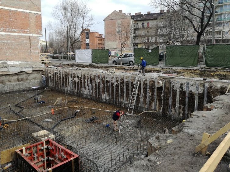 Munkagödör jet-grouting fallal és alaplemez-vasalással